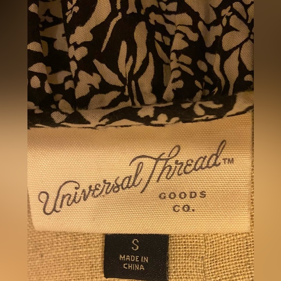 ❤️ Universal Thread Black and White Floral Blouse - Picture 6 of 7